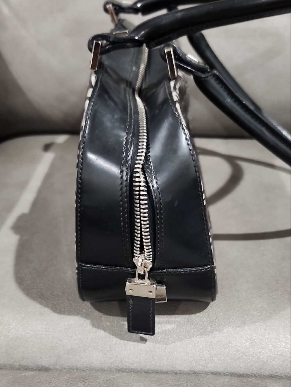 LOW START 😱 Salvatore Ferragamo Gancini Pattern Shoulder Bag with Black Wallet - Picture 3 of 15